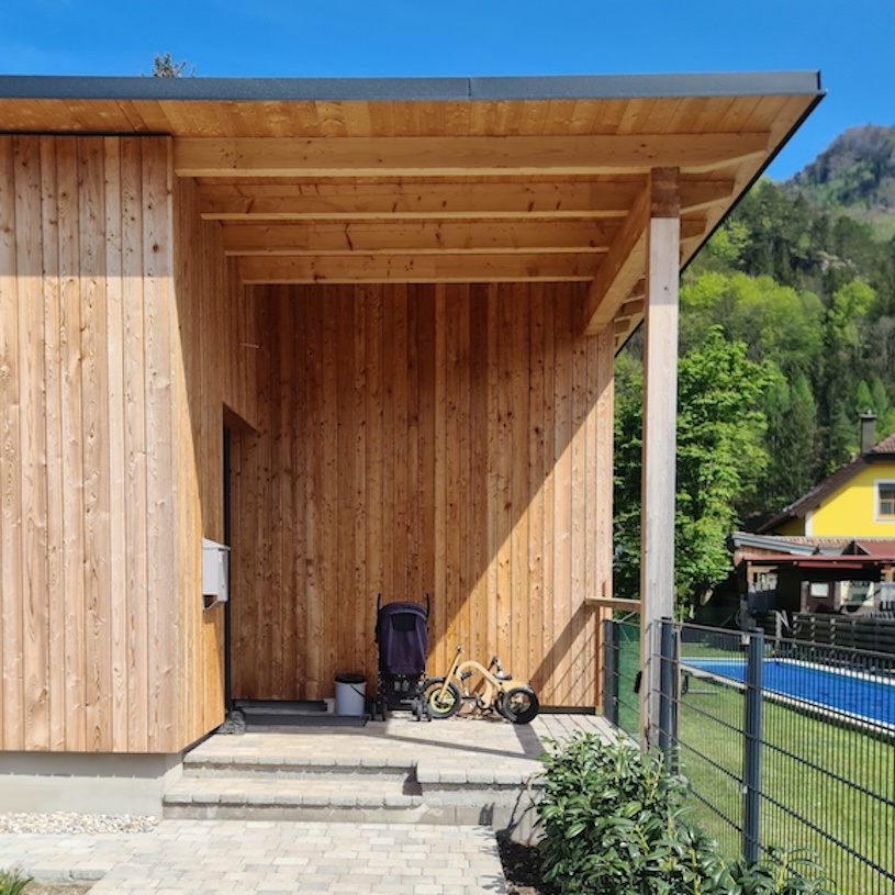 Großaufnahme des Eingangsbereiches zum Einfamilienhaus mit Holzfassade